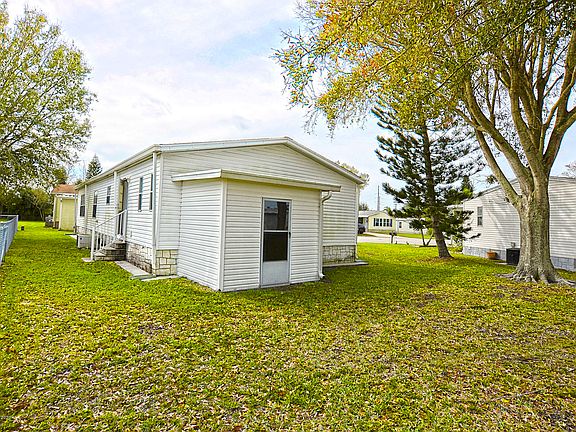 3rd image of 1046 Warbler Ct