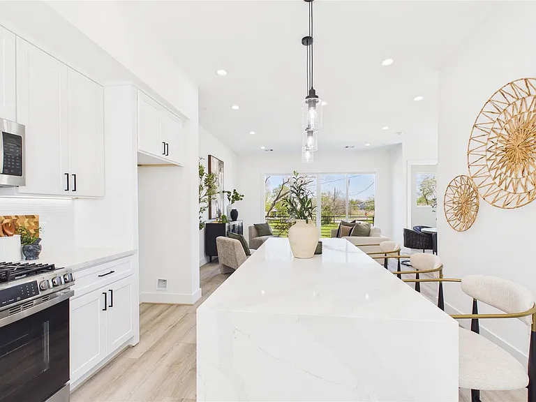 2421 Harrington St — Photo 32