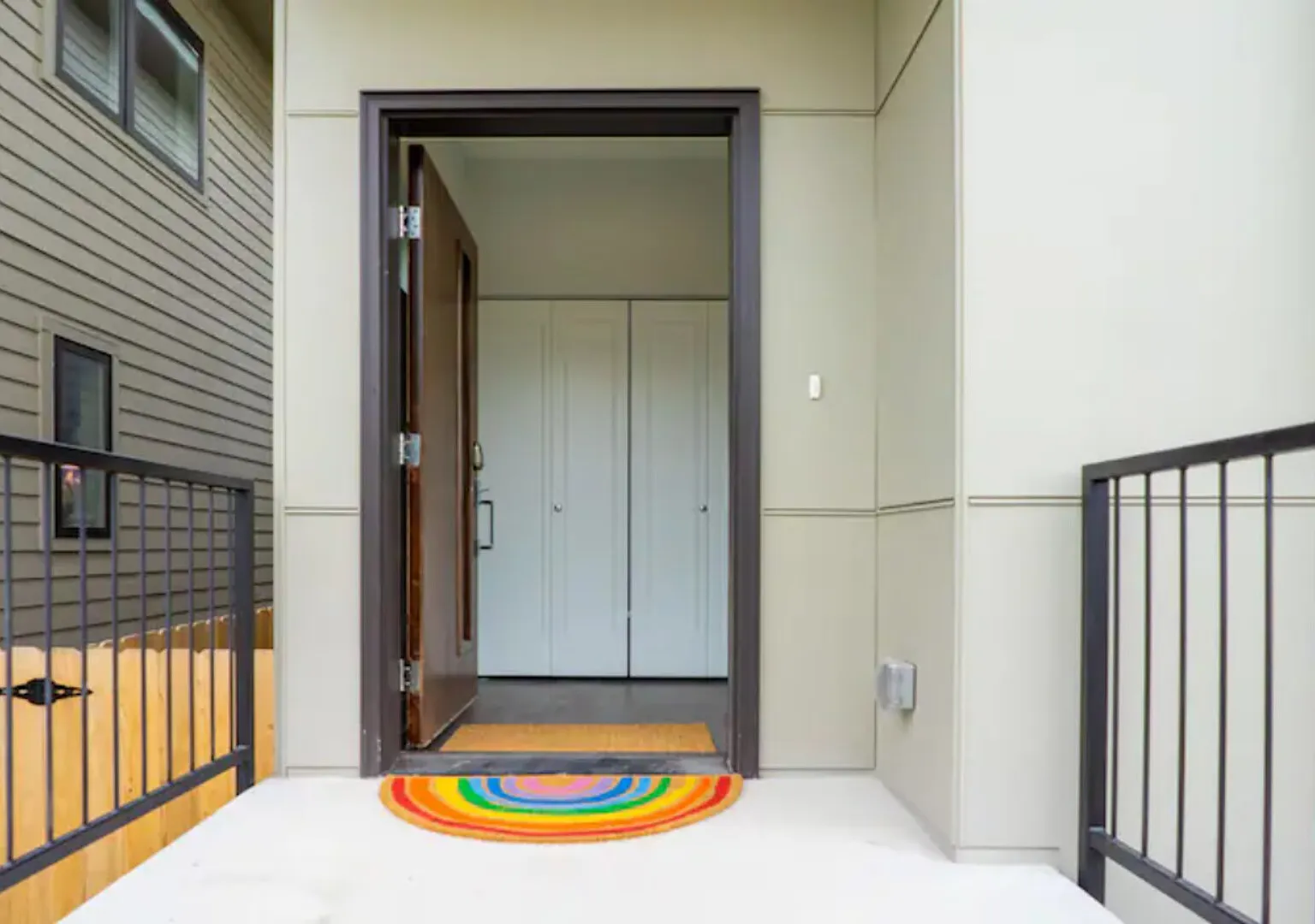 Beautiful Modern 3BR in the Grove — Photo 2