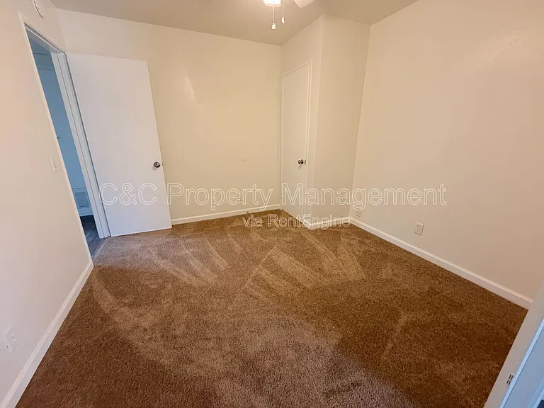 219 Plymouth Dr #B — Photo 8