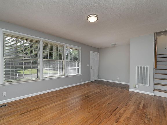 3rd image of 2505 Guenevere Ave SE