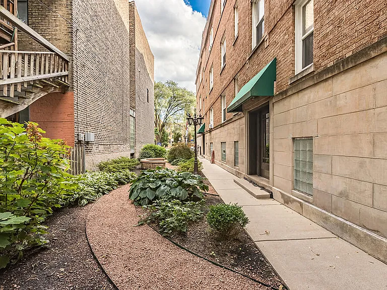 Barry Court - 722 W Barry Ave — Photo 9