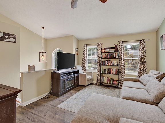 3rd image of 2556 Evergreen Dr