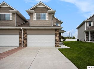 8821 Ridge Hollow Dr, Lincoln, NE 68526