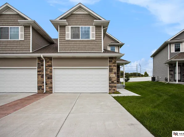 8821 Ridge Hollow Dr, Lincoln, NE 68526