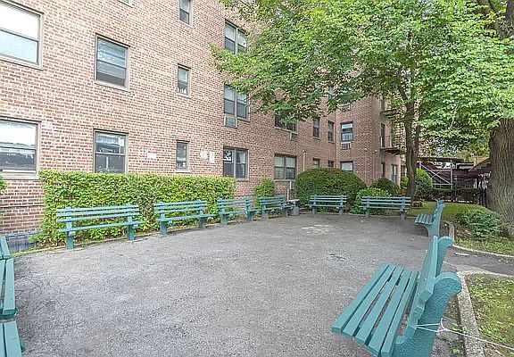 3rd image of 13111 Kew Gardens Rd APT 6C