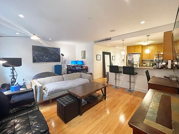 4th image of 232 E 50th St APT 2