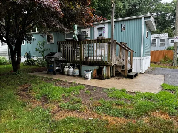23 Woodridge Dr, Burrillville, RI 02839