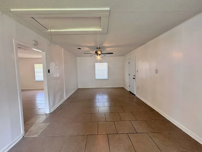 1102 Anderson Dr — Photo 4