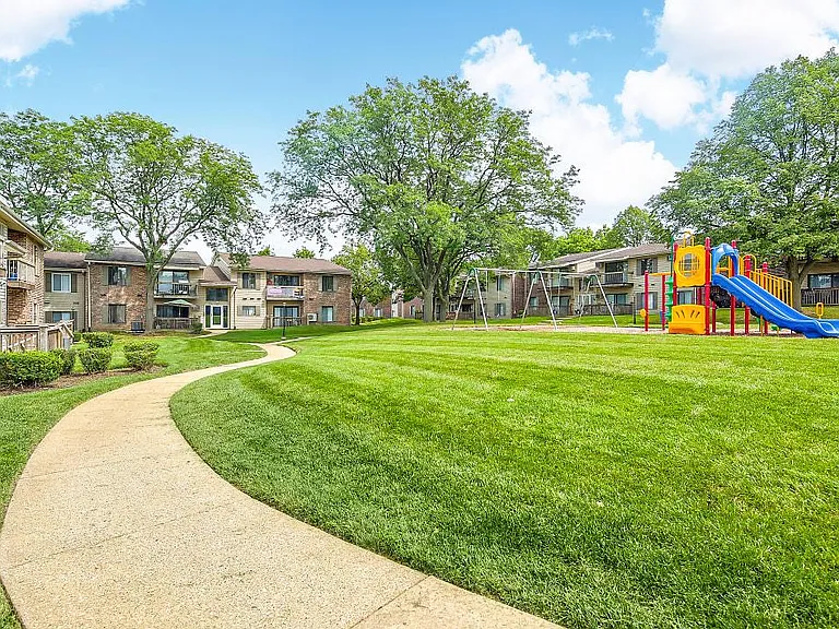 Emerald Court Apartments — Photo 40