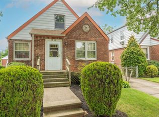 5620 188th St, Fresh Meadows, NY 11365