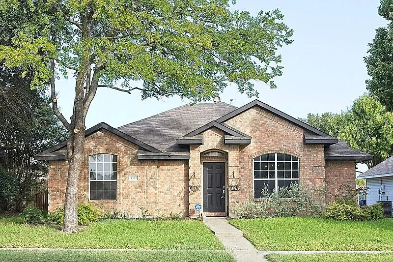 3 bed, 2.0 bath, 1669 sqft, $2,200 — Photo 1