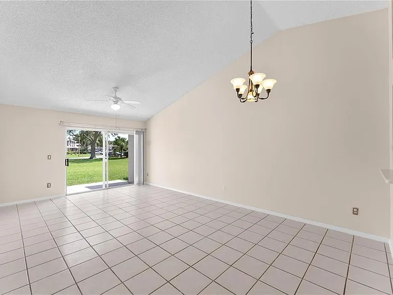 1113 Lucaya Cir — Photo 5