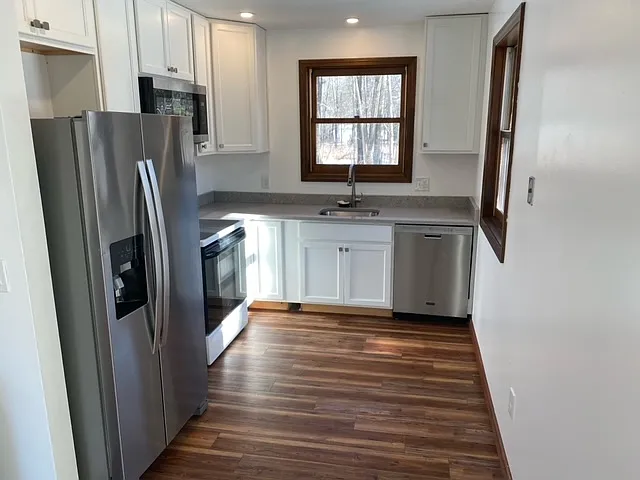 3 bed, 1.5 bath, $2,200 — Photo 2