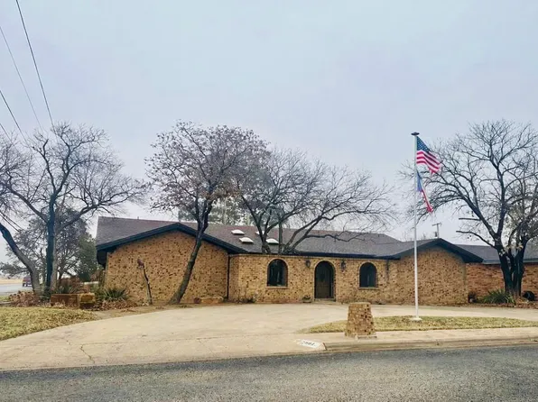 2001 Longhorn Dr, Levelland, TX 79336