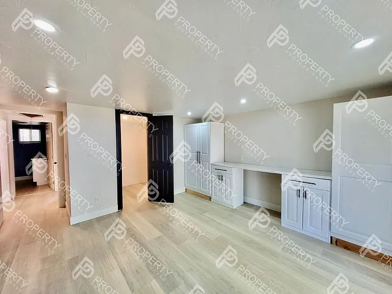 221 W 5th St — Photo 17