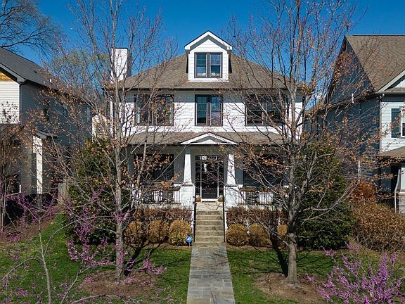 3rd image of 902 Montrose Ave