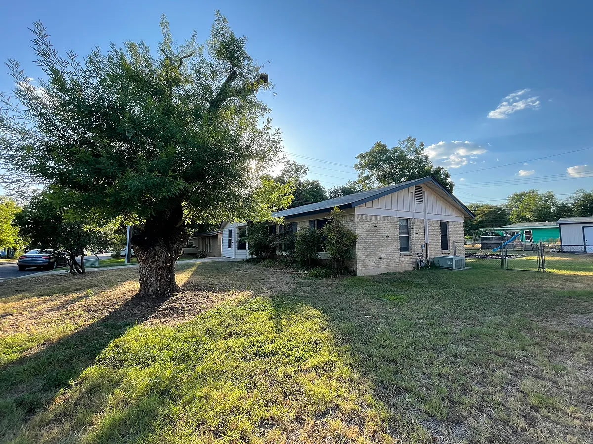 Building Photo - 5200 Cloverdale Ln