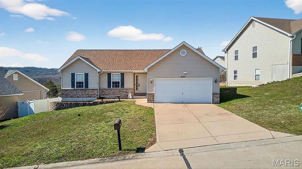 2162 Oakglen St photo 1