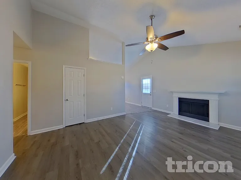 500 Rockhaven Dr — Photo 2