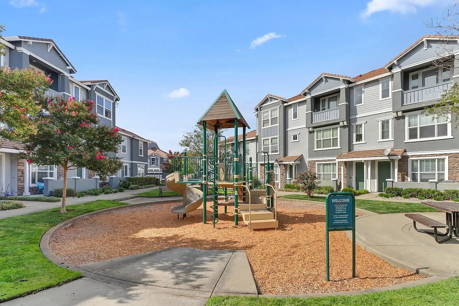 3 bed, 1847 sqft, $2,695 — Photo 3