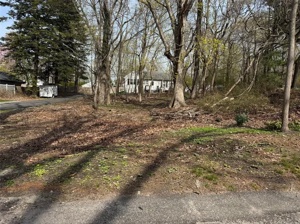 108 Beach Rd, Wading River, NY 11792