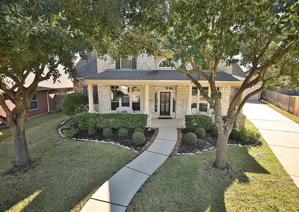 Beautiful David Weekley 4 Bedroom on a huge cul-de-sac lot in Gleannloch Farms.