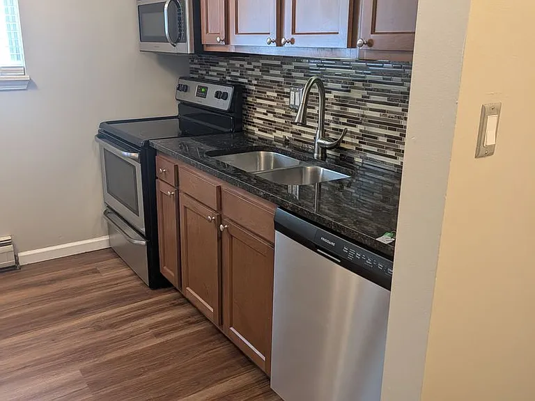 1121 Poplar St — Photo 3