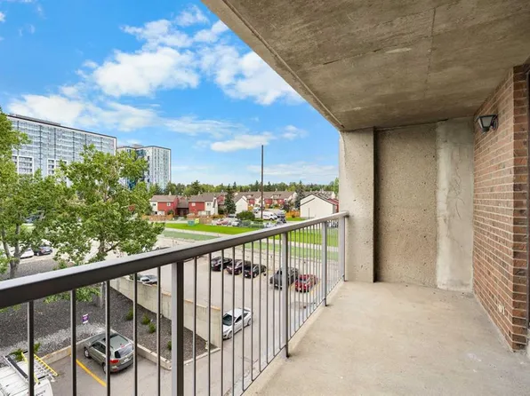 4944 SE Dalton Dr NW #413, Calgary, AB T3A 2E6