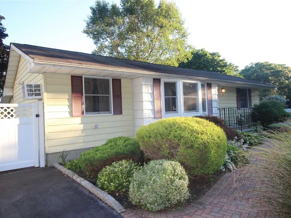 24 2nd Street, Farmingville, NY 11738