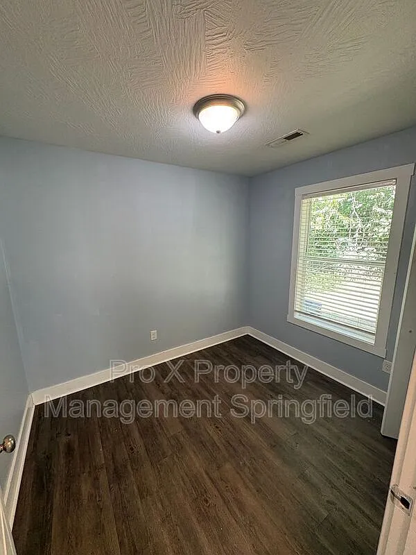 3 bed, 1.0 bath, $995 — Photo 1