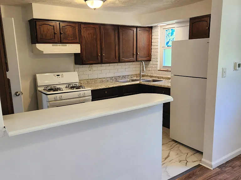 107-109 N Joslyn Dr #107 — Photo 4