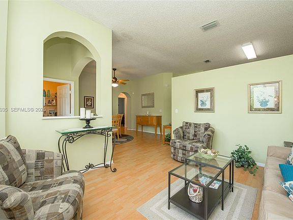 3rd image of 460 SE 24th Dr