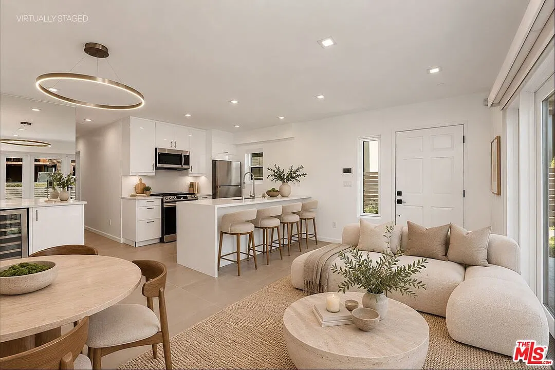 2 bed, 1.0 bath, 900 sqft, $6,995 — Photo 3