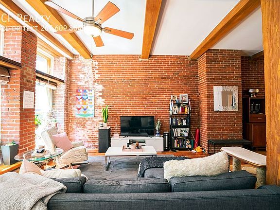 3rd image of 122-24 Chestnut St #203