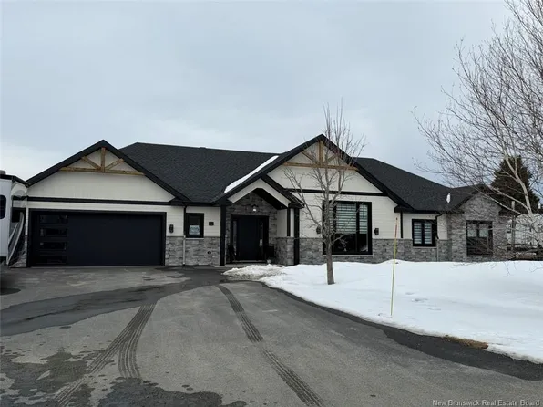 42 Chouinard St, Saint Quentin, NB E8A 1L3