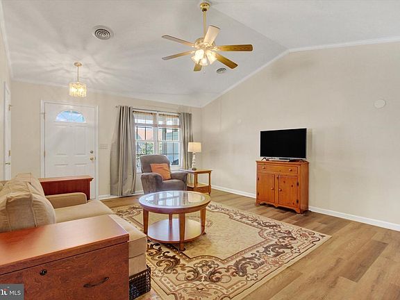 4th image of 253 Lantern Ln