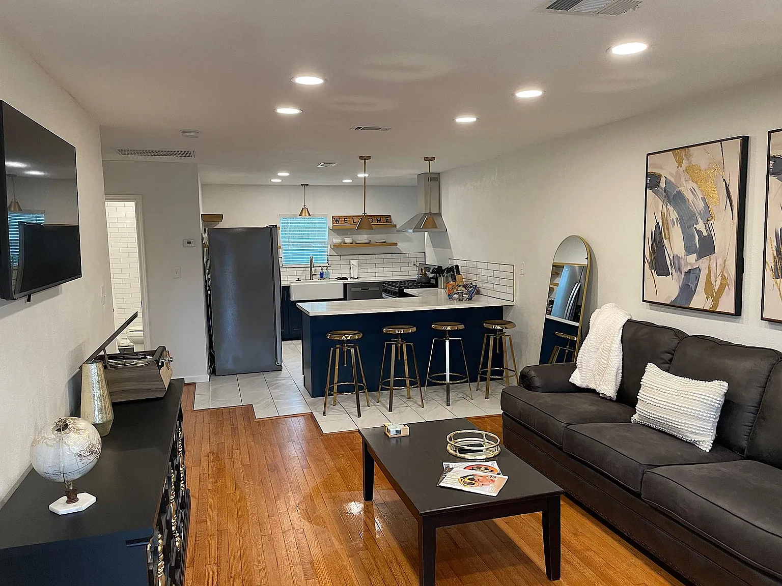 3 bed, 1.0 bath, 987 sqft, $1,700 — Photo 2