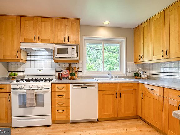 4th image of 3321 Stoneybrae Dr
