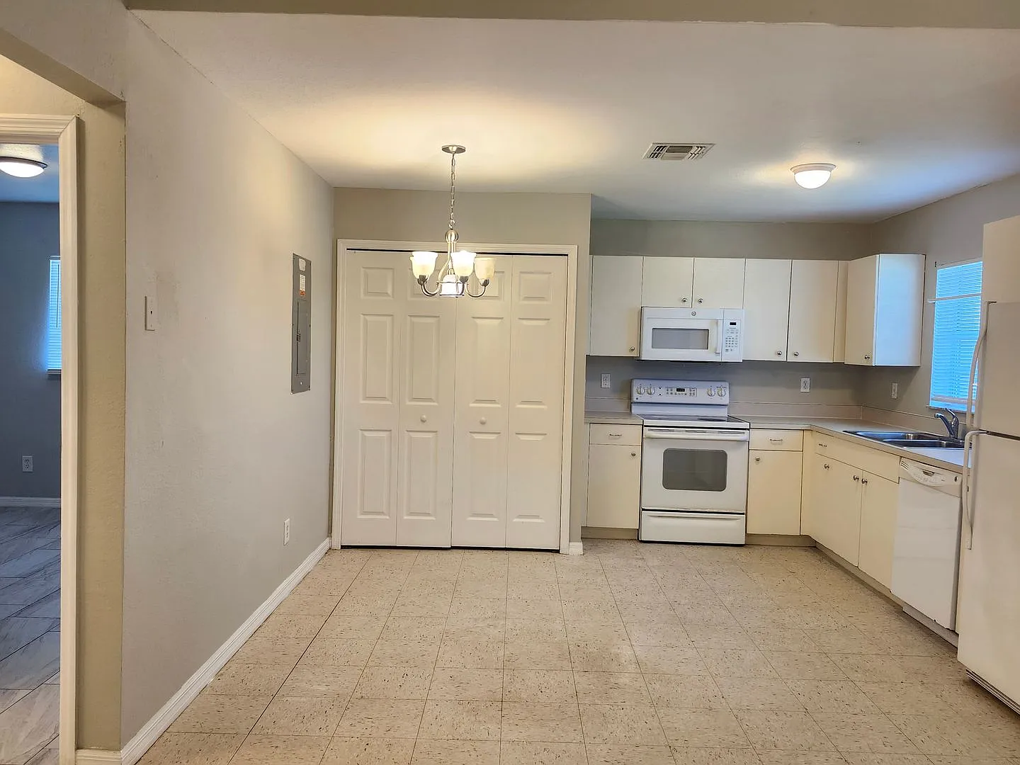 3-Bedroom Duplex in Central Lehigh Acres Lawn & Salt Service Included — Photo 4