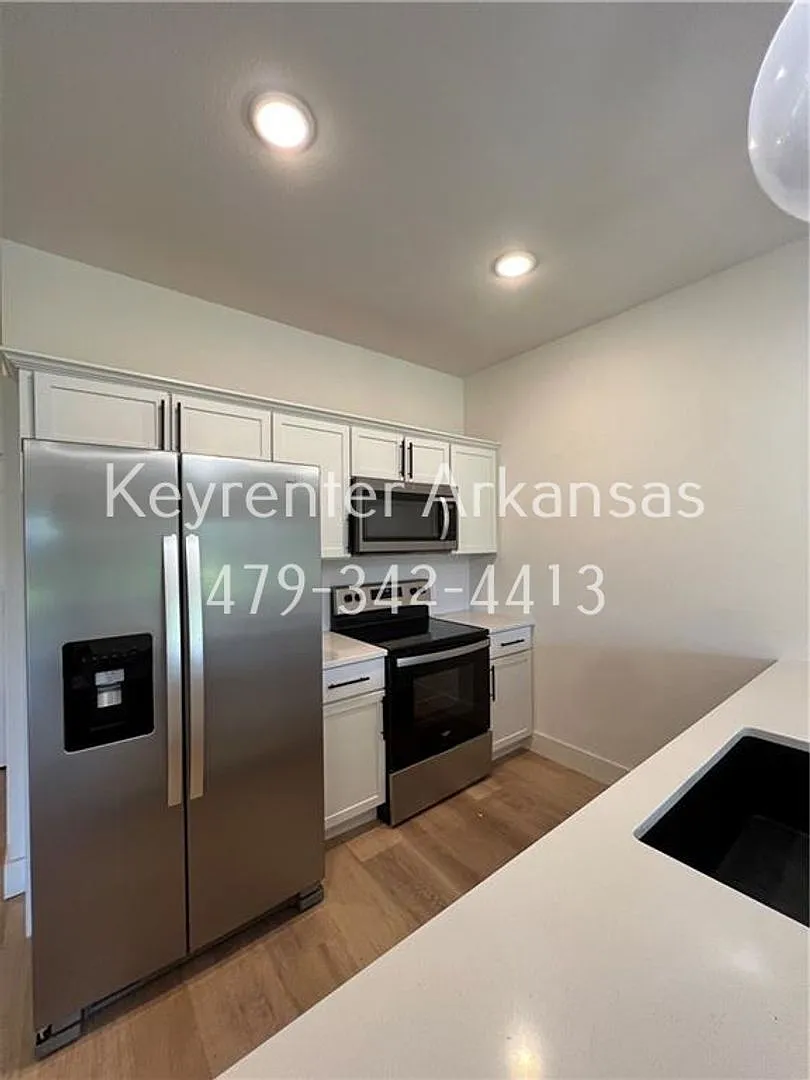 SW Livingston Sq Duplex — Photo 4