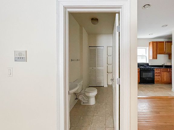5th image of 3824 N Pine Grove Ave #1