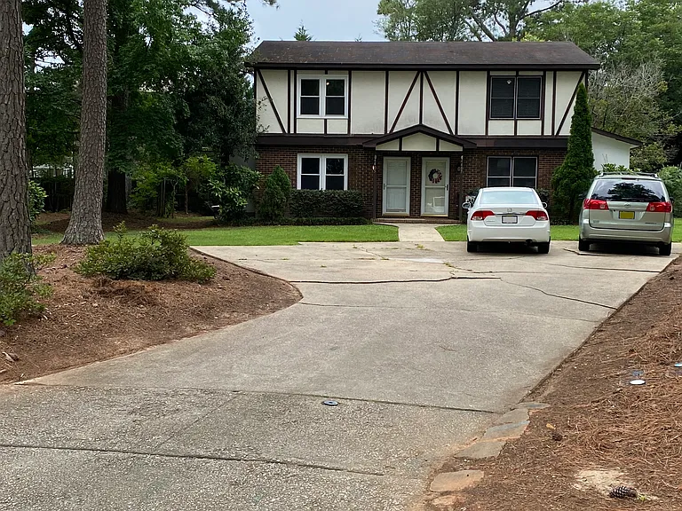 Large driveway
Yard is full of greenery and flowers
Quiet cul-de-sac
Hardly any car traffic