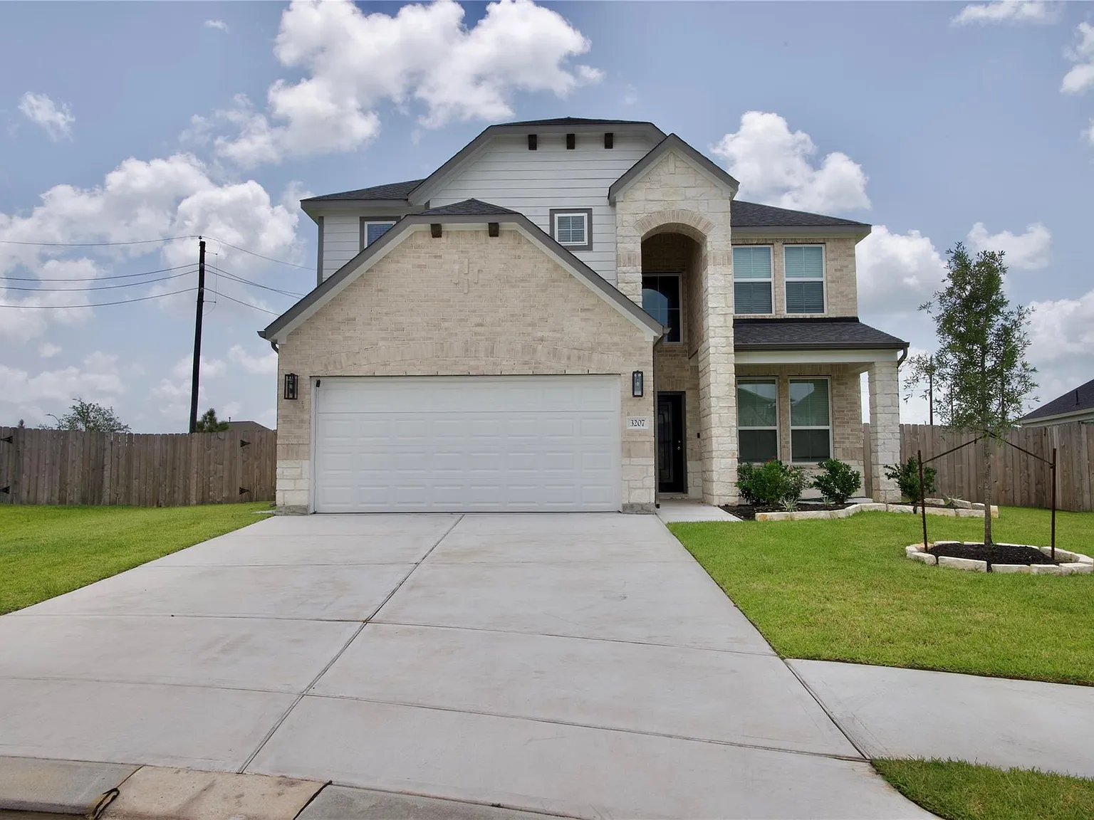 4 bed, 2.5 bath, 2785 sqft, $2,995 — Photo 2