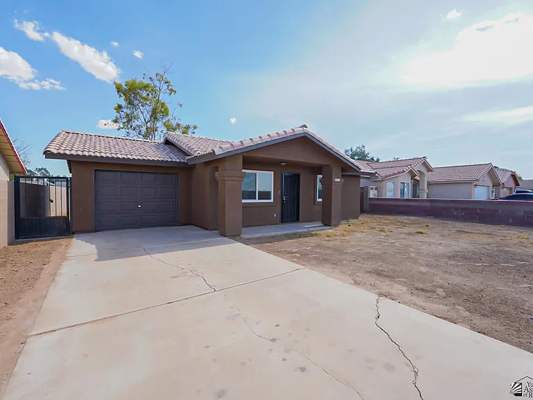 587 E Jefferson St — Photo 3