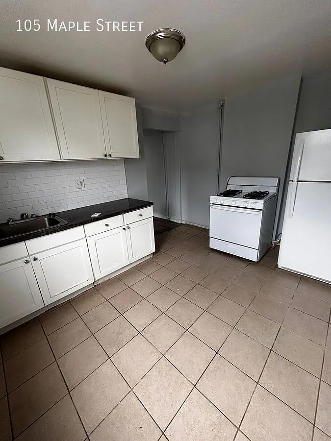 105 Maple St — Photo 2