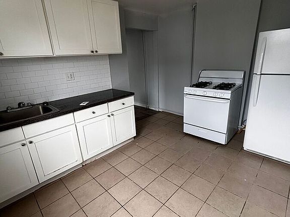 2nd image of 105 Maple St
