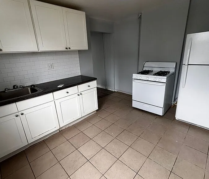 105 Maple St — Photo 2