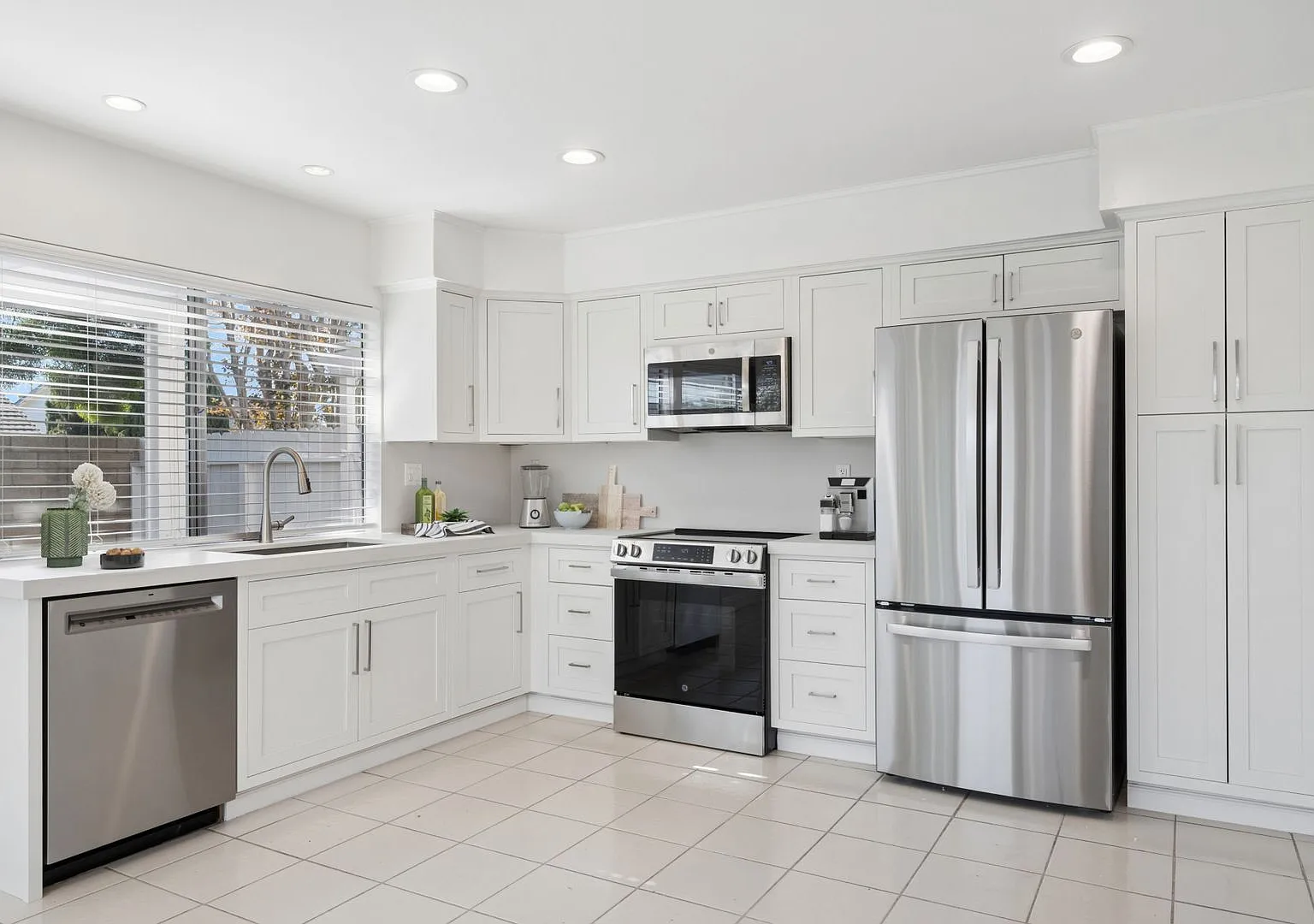 3 Bedroom Home with Spacious Backyard in Huntington Beach — Photo 3