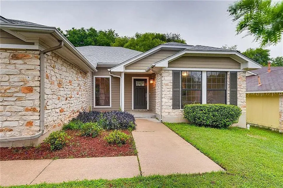 4 bed, 1810 sqft, $2,450 — Photo 2